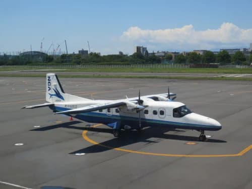 飛行機で行く